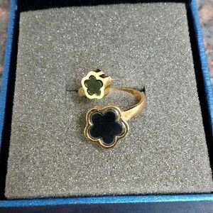 Goldtone Double Clover Ring...SIZE 7